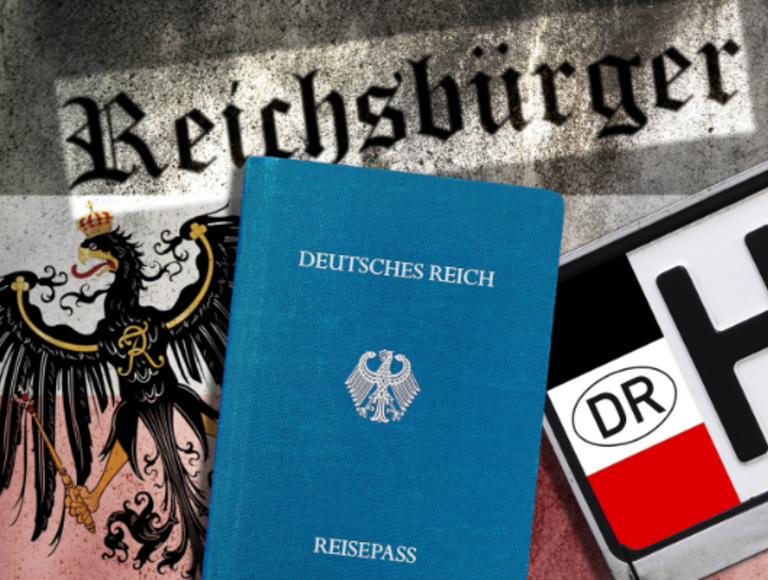 Collage aus: Flagge des deutschen Kaiserreichs, Reichsadler, Reisepass des Deutschen Reichs, Nummernschild des Deutschen Reichs und Schriftzug "Reichsbürger" 