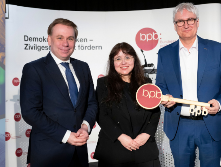 Dr. Volker Ullrich, Cemile Giousouf und Sönke Rix (v. l. n. r.): de neue Vize-Präsident, die Interimspräsidentin und der neue Präsident der Bundeszentrale für politische Bildung (bpb).die 