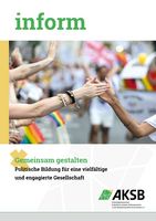 Zwei Menschen klatschen ihre Hände ab. Im Hintergrund sind eine Regenbogenflagge und Fahnen verschiedener Länder zu sehen.