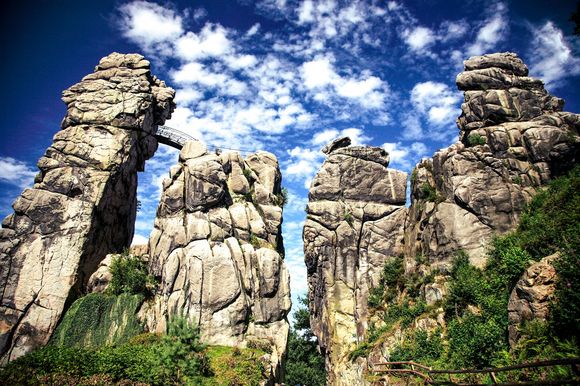 © Markus Spiske_Unsplash Felsenformation vor blauem Himmel