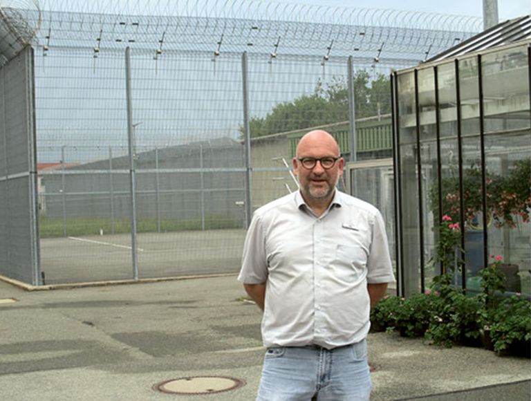 Gefängnisseelsorger Bär setzt sich dafür ein, dass Gefangene wieder Teil der Gesellschaft werden.