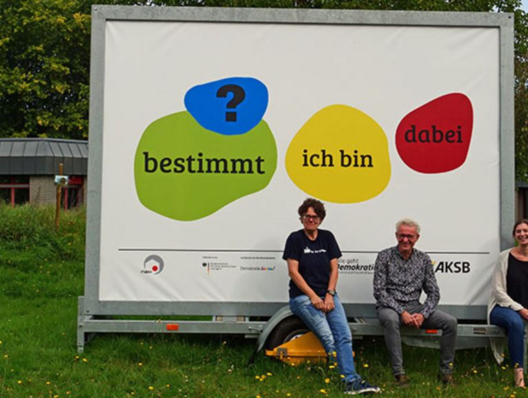 Zur inklusiven Bundestagswahl hat das Nell-Breuning-Haus ein Plakat erstellt mit der Aufschrift: ? - bestimmt - ich bin - dabei