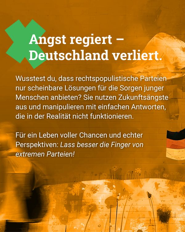 Weißer Text „Angst regiert – Deutschland verliert.“ mit grünem Kreuz auf grünem Hintergrund. Untertitel: „Angst regiert - Deutschland verliert. Wusstest du, dass rechtspopulistische Parteien nur scheinbare Lösungen für die Sorgen junger Menschen anbieten? Sie nutzen Zukunftsängste aus und manipulieren mit einfachen Antworten, die in der Realität nicht funktionieren. Für ein Leben voller Chancen und echter Perspektiven: Lass besser die Finger von extremen Parteien!“ Im Hintergrund eine gemalte Wand mit Blumen und Häusern und eine schemenhafte Person.