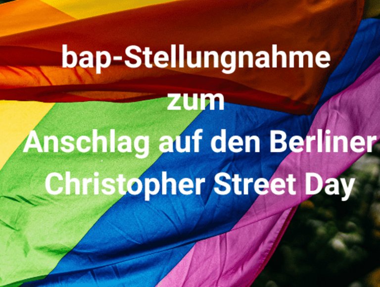 Dargestellt ist eine wehende Regenbogenflagge.