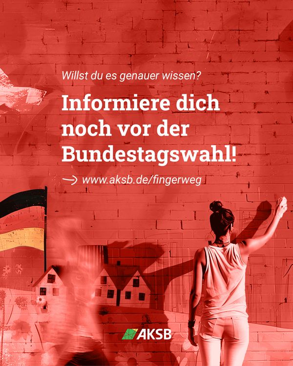 Ein Bild mit rotem Hintergrund. Weißer Text: „Willst du es genauer wissen? Informiere dich noch vor der Bundestagswahl! www.aksb.de/fingerweg“. Eine Person steht vor einer bemalten Wand mit einer schwarz-rot-goldenen Flagge und Häusern.