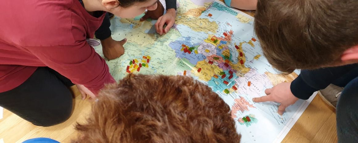 Seminarteilnehmer an einer Europa-Karte. Bild: Ulrike Maqua
