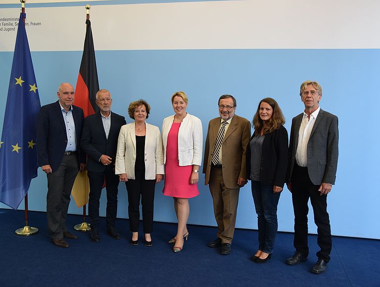 Quelle: BMFSFJ von links nach rechts: Dr. Karl Weber, Hanns Christhard Eichhorst, Barbara Menke, Dr. Franziska Giffey, Lothar Harles, Melanie Ebell, Dr. Klaus Holz 