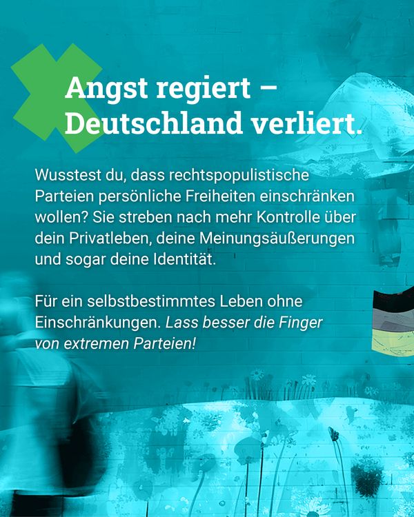 Weißer Text „Angst regiert – Deutschland verliert.“ mit grünem Kreuz auf blauem Hintergrund. Untertitel: „Angst regiert - Deutschland verliert. Wusstest du, dass rechtspopulistische Parteien persönliche Freiheiten einschränken wollen? Sie streben nach mehr Kontrolle über dein Privatleben, deine Meinungsäußerungen und sogar deine Identität. Für ein selbstbestimmtes Leben ohne Einschränkungen. Lass besser die Finger von extremen Parteien!“ Im Hintergrund eine gemalte Wand mit Blumen und Häusern und eine schemenhafte Person.